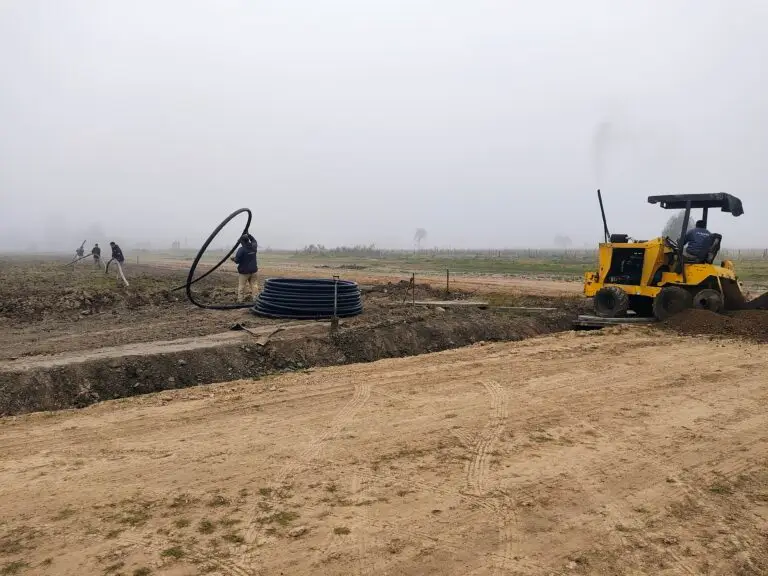 Zanjeadora trabajando para la red de agua en La Eugenia