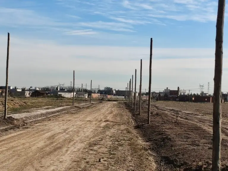 Instalando postes para red del servicio electrico en la eugenia.